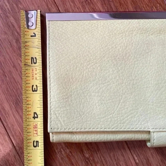 Leather clutch - yellow - magnetic closure - lots of storage - great condition - Picture 10 of 10